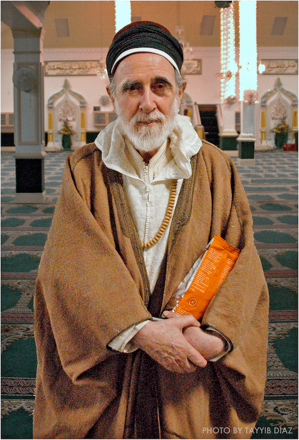 Shaykh Dr. Abdalqadir as-Sufi leaning forward in engaged conversation during his Cape Town years